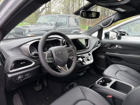 New 2026 Chrysler Pacifica Select AWD/4WD image 8