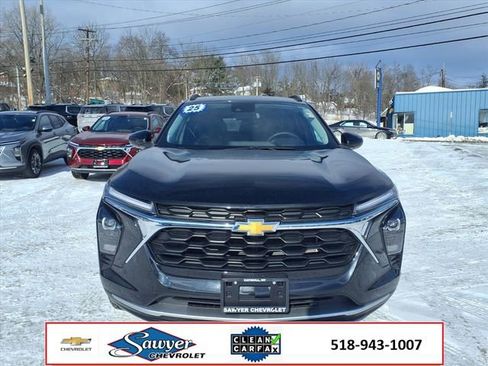 Used 2025 Chevrolet Trax LT w/ LT Convenience Package image 2