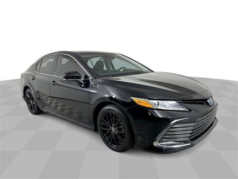 Used 2022 Toyota Camry XLE image 2