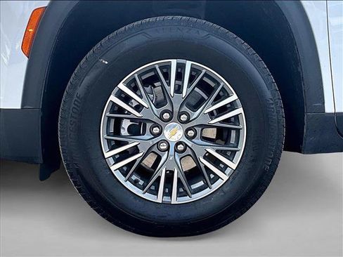 Used 2025 Chevrolet Traverse LT FWD image 10