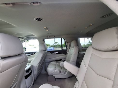 Used 2017 Cadillac Escalade 2WD image 17