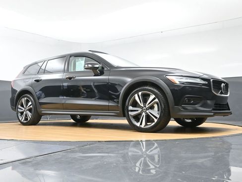 Used 2025 Volvo V60 B5 Cross Country Plus AWD/4WD image 47