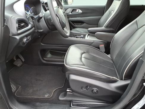 Used 2025 Chrysler Pacifica Limited FWD image 22