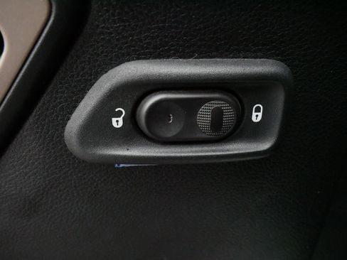 Used 2016 Jeep Wrangler Unlimited Sahara AWD/4WD image 19