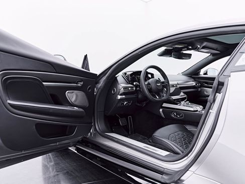 Used 2025 Aston Martin Vanquish RWD image 39