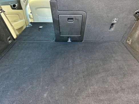 Used 2022 Volvo XC60 B5 Momentum w/ Climate Package image 17