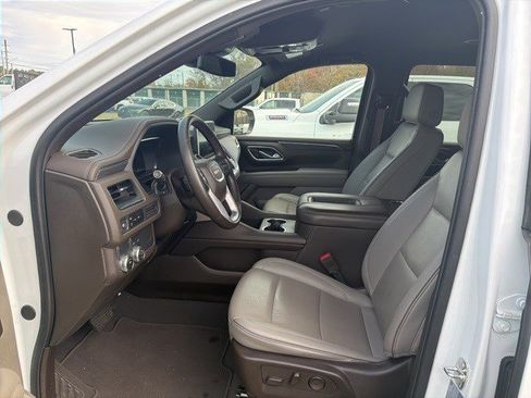 Used 2024 GMC Yukon XL SLT image 3