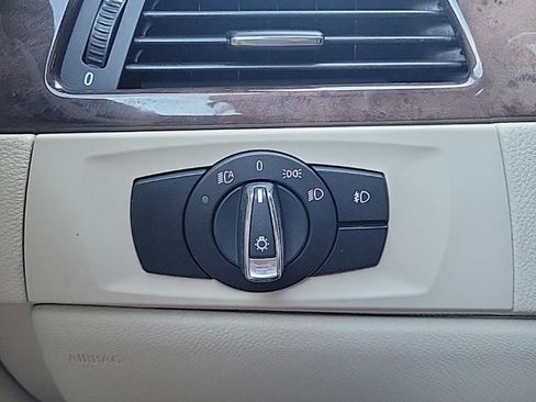 Used 2011 BMW 335i Convertible image 31