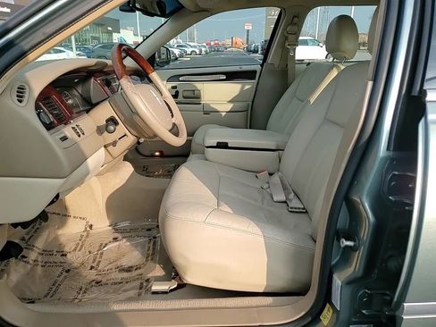 Used 2006 Lincoln Town Car Signature L image 13
