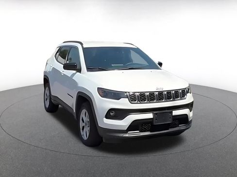 Used 2025 Jeep Compass Latitude AWD/4WD image 3