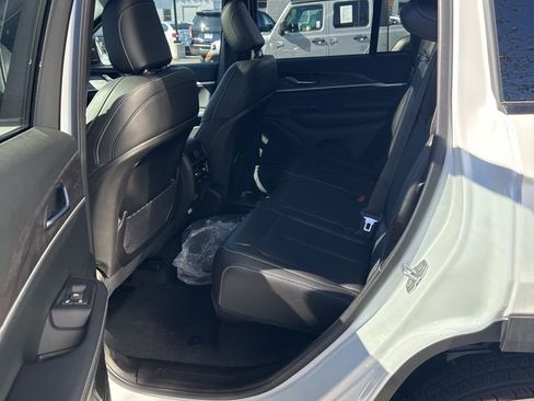 New 2025 Jeep Grand Cherokee Limited w/ Black Appearance Package image 10