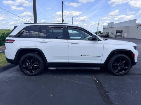 Used 2023 Jeep Grand Cherokee Altitude AWD/4WD image 12