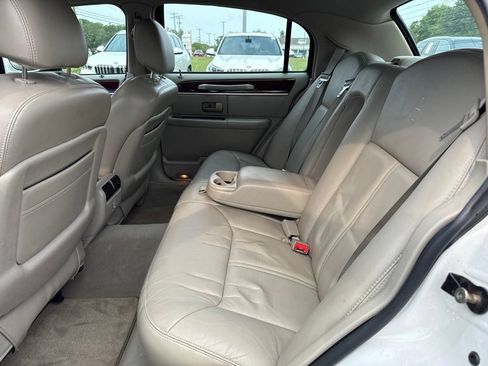 Used 2005 Lincoln Town Car Signature Limited RWD image 16