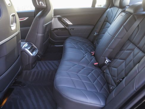 Used 2025 BMW 750e xDrive w/ Premium Package image 15