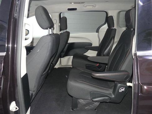 Used 2018 Chrysler Pacifica LX image 24