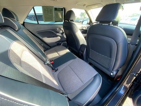 Used 2025 Hyundai Venue Limited FWD image 28