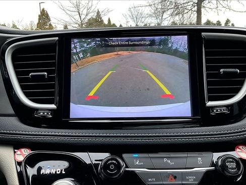 Certified 2024 Chrysler Pacifica Select image 14