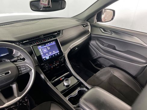 Used 2023 Jeep Grand Cherokee Altitude image 23