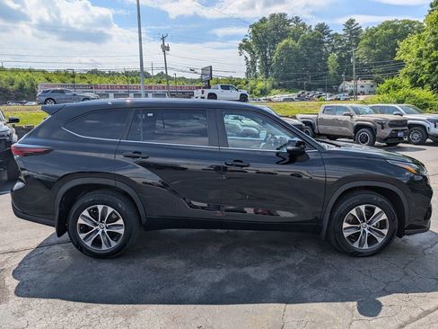 Certified 2024 Toyota Highlander XLE AWD/4WD image 9