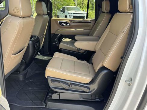 Used 2023 Chevrolet Suburban Premier w/ Premium Package 2 AWD/4WD image 18