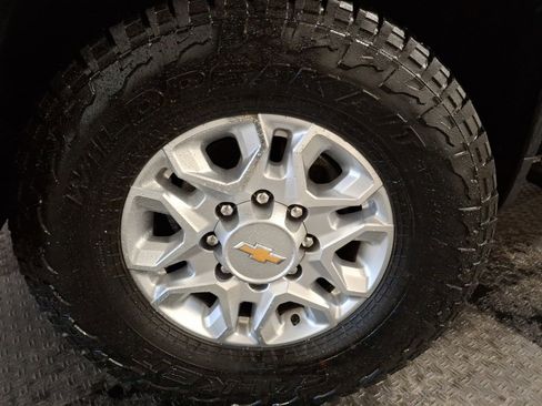 Used 2021 Chevrolet Silverado 2500 LT w/ Convenience Package image 3