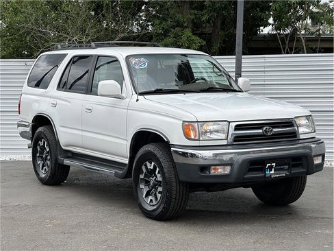 Used 2000 Toyota 4Runner SR5 AWD/4WD image 8