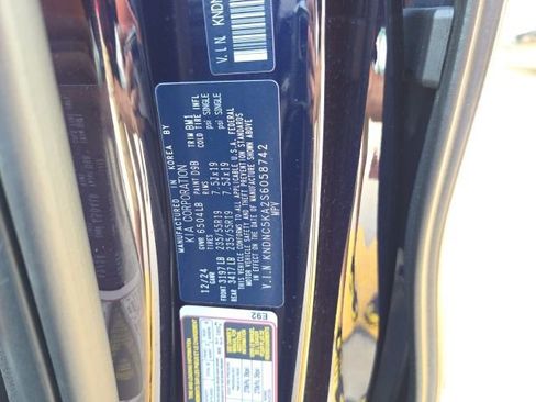 Used 2025 Kia Carnival EX image 34