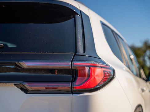 Used 2024 GMC Acadia Elevation image 16