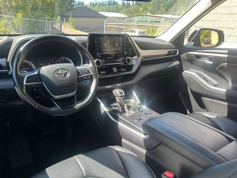 Used 2022 Toyota Highlander XLE AWD/4WD image 16