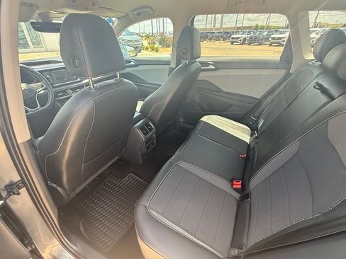 Certified 2023 Volkswagen Taos SE FWD image 11