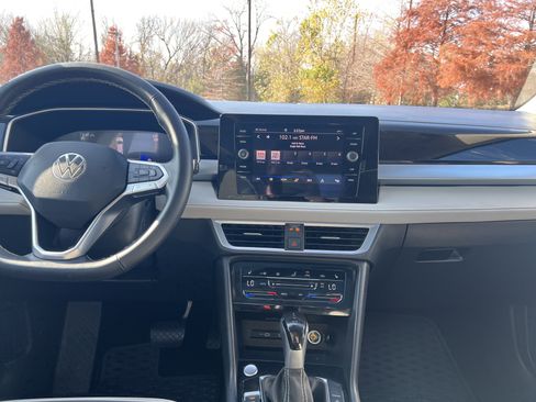 Certified 2025 Volkswagen Taos SE w/ Panoramic Sunroof Package image 28