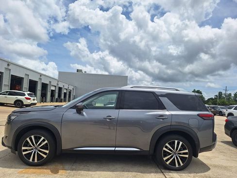 Used 2025 Nissan Pathfinder Platinum FWD image 2
