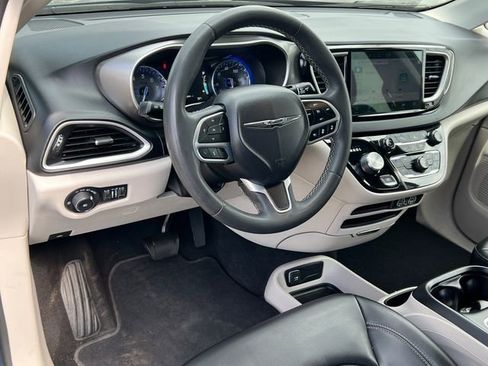 Used 2023 Chrysler Pacifica Touring-L FWD image 18
