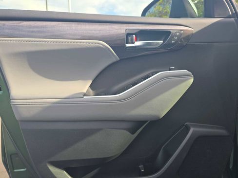 Used 2024 Toyota Highlander Limited image 22