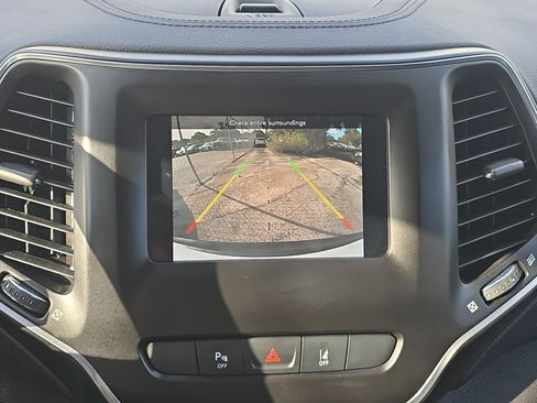 Used 2021 Jeep Cherokee Latitude Lux FWD image 14