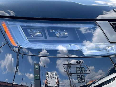 New 2026 Land Rover Range Rover Long Wheelbase SE image 17