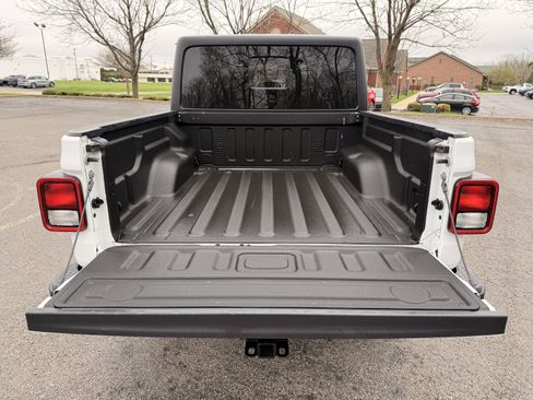 Used 2023 Jeep Gladiator Sport AWD/4WD image 12