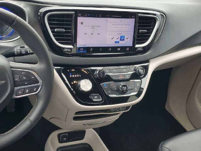 Used 2024 Chrysler Pacifica Touring-L FWD image 14