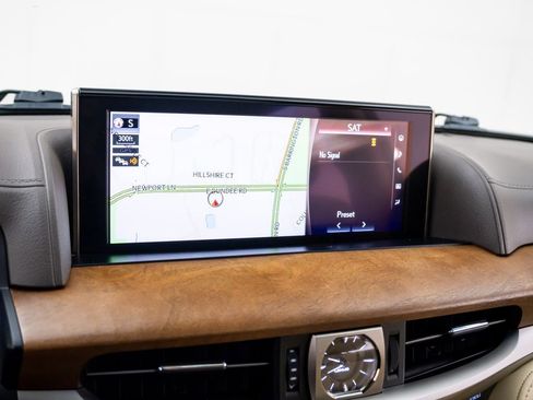 Used 2020 Lexus LX 570 4WD w/ Luxury Package image 32