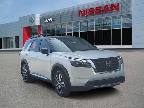 Certified 2025 Nissan Pathfinder Platinum FWD image 1