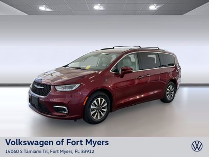 Used 2021 Chrysler Pacifica Touring-L w/ Uconnect Theater Family Group