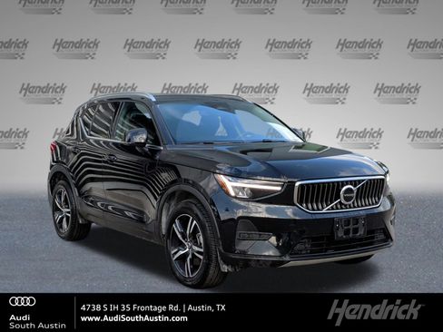 Used 2025 Volvo XC40 B5 Core image 1