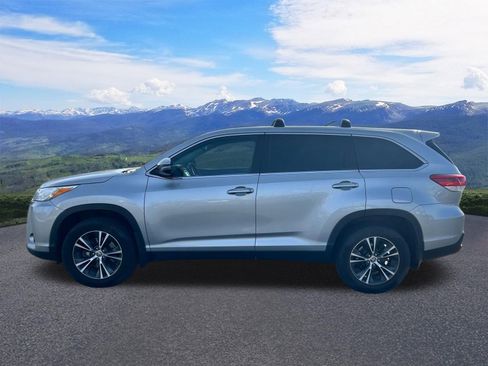 Used 2019 Toyota Highlander LE image 2