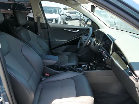 Used 2023 Kia Niro EX FWD image 24