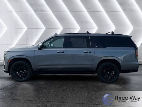 Used 2022 Cadillac Escalade ESV Sport Platinum w/ LPO, ONYX Package AWD/4WD image 2