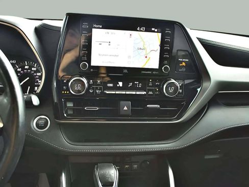 Used 2020 Toyota Highlander Limited image 24
