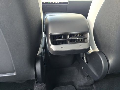 Used 2023 Tesla Model Y 2WD image 31