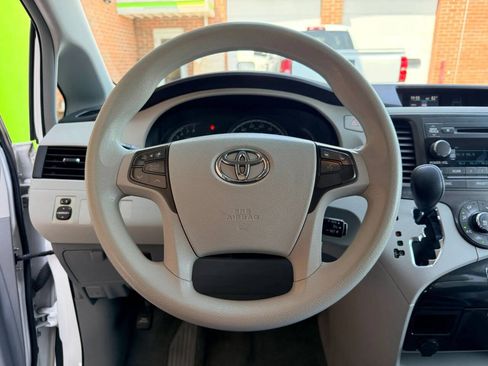 Used 2011 Toyota Sienna LE w/ Towing Pkg FWD image 9