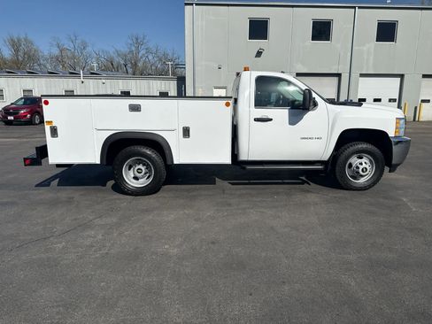 Used 2011 Chevrolet Silverado 3500 W/T RWD image 2
