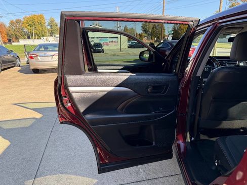 Used 2015 Toyota Highlander LE image 9